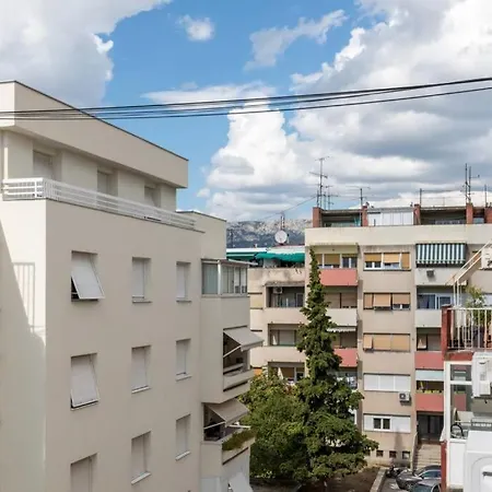 Banana Youth Apartment *
